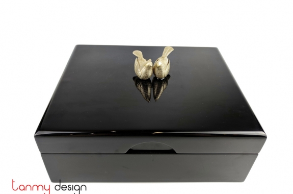 Black  lacquer box attached with 2 birds 22x27xH9 cm